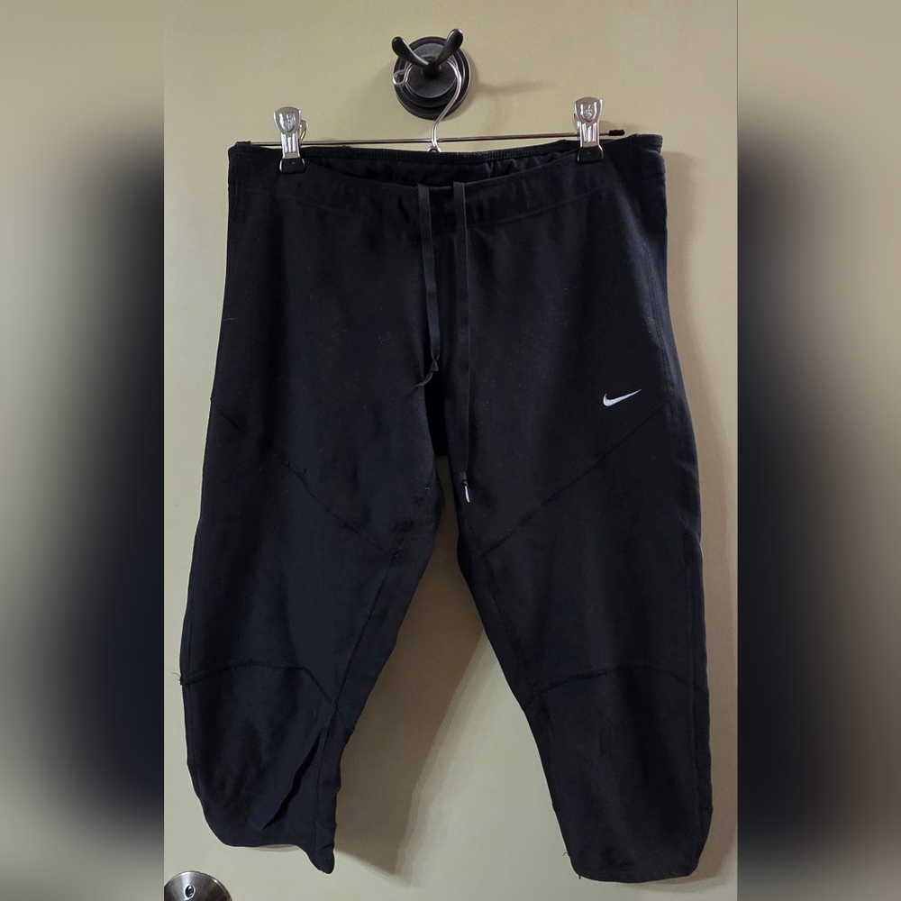 Nike Black Cropped Leggings with Elastic Waistband